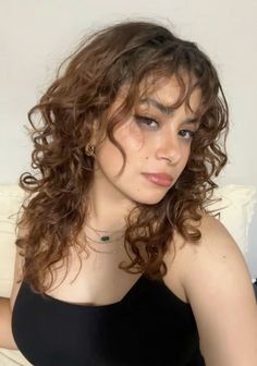 #copperhaircolor #loreal #curly #curlyhairstyles #curls #curlyhairideas #curlyhaircare #curlygirlmethod #curlyhaircolor #coppercurls #layeredhair #layeredcurlyhair #wolfcut #bangs #curlybangs Curly Hair Cut, Brown Curly Hair, Hairdos For Curly Hair