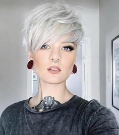 Short White Hair, Chic Short Haircuts, Edgy Haircuts, Cool Short Hairstyles, Short Grey Hair, Edgy Hair, Penteado Cabelo Curto, Short Pixie Haircuts