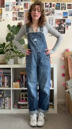 Levis Overalls Outfit, Jean Overall Outfits Winter, Overall Outfits Winter, Simple Autumn Outfits, Overall Outfit Winter, Glowup Ideas, Librarian Chic Outfits, Jean Overall Outfits, Overalls Outfit Winter