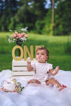 1 Year Photoshoot Ideas Outside, Daisy First Birthday Photoshoot, At Home 1st Birthday Photoshoot, 1st Birthday Photography, 1 Year Birthday Photoshoot Ideas, Outdoor 1st Birthday Pictures, 1st Bday Photoshoot, 1st Birthday Photoshoot Outdoor