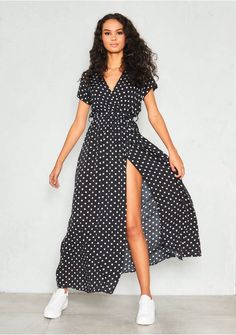 Our Hannah Black Polkadot Wrap Front Maxi Dress is an ultimate must-have for summer girl. Featuring a black material with a white polka dot print, a waist belt and a flattering split. Team with chunky white trainers to complete the look. Lente Outfit, Wrap Dress Outfit, Best Cocktail Dresses, Dress And Sneakers Outfit, Polka Dot Summer Dresses, Cocktail Dresses With Sleeves, Cocktail Bridesmaid Dresses, Wrap Dress Styles, Polka Dots Outfit