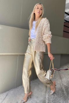 Gold Metallic Pants Outfit, Gold Jeans Outfit, Gold Pants Outfit, Casual New Years Eve Outfits, Trending Bags, Metallic Trousers, Gold Jeans, Sparkle Outfit