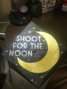 a graduation cap that says shoot for the moon