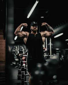 a man flexing his muscles in the gym