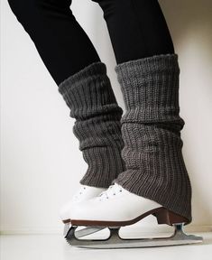 Leg Warmers Skating, Ice Skate Leg Warmers, Ice Skating Leg Warmers, Figure Skating Leg Warmers, Leg Warmers Aesthetic, Gray Leg Warmers, Leg Warmers Outfit, Skating Outfit, Dance Stretches