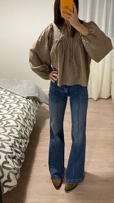 Cowboy Winter Outfits, Fall Outfits With Flare Jeans, Outfit Frio Mujer, Effortless Chic Outfits, Outfit Jean, Aesthetic Fit, Look Jean, Clean Look, Uni Outfits