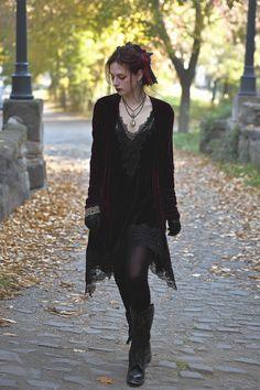 12 Soft Goth Fall Outfits to Perfect Your Autumn Style – fashionbylina.com Mysterious Aesthetic Outfit, Dark Academia Outfit Casual, Goth Boots Aesthetic, Goth Boots Outfit, Goth Mom Aesthetic, Goth Mom Outfits, Goth Fall Outfits, Witchy Aesthetic Outfit, Fairy Goth Aesthetic