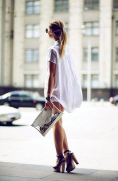 . Metallic Platform Heels, Platform Heels Outfit, Platform Sandals Outfit, Walking Down The Street, Sandals Outfit, Cooler Look, Looks Street Style, Looks Chic, White Shirt Dress