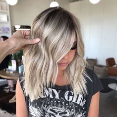 Blended Root Blonde, Balayage With Shadow Root, Shadow Root Melt, Dark Roots Blonde Hair Balayage, Heavy Blonde Highlights, Shadow Root Blonde, Hair Colors Highlights, Blonde Hair Tips, Amazing Hair Color