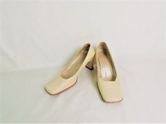 Vintage beige square toe pumps, real Leather shoes. Leather pumps. Made in Italy. Marked a size: 37 EU; US 6.5 measurements: Heels height: 7,5cm / 2,7'' in Condition: used vintage condition. ZS7 Vintage Beige Block Heel Shoes, Cream Heels With Padded Heel And Square Toe, Cream Square Toe Heels With Padded Heel, Beige Block Heel Court Shoes For Formal Events, Cream Square Toe Heels For Evening, Cream Square Toe Heels For Formal Occasions, Beige Leather Square Toe Court Shoes, Beige Leather Court Shoes With Square Toe, Beige Square Toe Leather Court Shoes