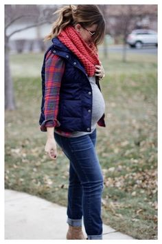 Layers and plaid...winter maternity look Pregnancy Fashion Fall, Fall Maternity Outfits