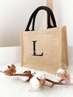 Jute Bags Design, Personalised Jute Bags, Canvas Bag Design, Tods Bag, Idee Cricut, Jute Tote Bags, Jute Bag, Eco Bag, Jute Bags