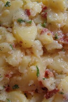 closeup of macaroni and cheese with parsley on top, ready to be eaten