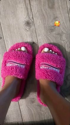 Fuzzy Slides Outfit, Crocs Fashion, Designer Slides, Pretty Sandals, Pink Lifestyle, Shoe Wishlist