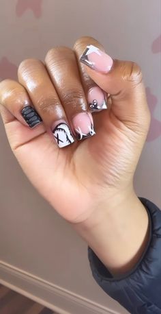 Color Short French Tip Nails, Braider Set Nails Ideas Short, Short Boujee Acrylic Nails, Y2k Short Junk Nails, Short Acrylic Nails With Design, Short Nail Designs Black Women, Medium Nail Set, Bad And Boujee Nails Short, Short Nails Birthday