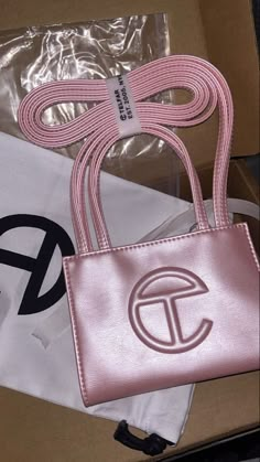 Cute Purses Handbags, Cute Bags And Purses, Telfar Bag, Trendy Purses, My Style Bags, Pink Lifestyle, Purse Essentials, Luxury Bags Collection, Handbag Essentials