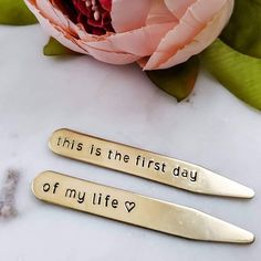 This is the perfect accessory for your favorite guy!! This is one pair of collar stays that can be funny, meaningful or personalized with initials and a date. These heavy weight collar stays are perfect gifts for the groom, father of the bride, grads and groomsmen to name a few! This classic collar stay is great for the minimalist who would love a personalized touch. All collar stays come beautifully and simply packaged in an eco-friendly kraft box and twine ready for gifting. About the item: • Gifts For The Groom, Groomsmen Favors, Wedding Gifts For Groomsmen, Pink Copper, Custom Favor, Collar Stays, Kraft Boxes, Custom Wedding Gifts, Groom Gift