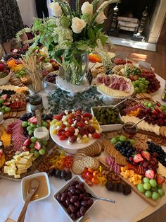 charcuterie, cheese and crackers, snacks, party, party food, party snacks, graduation party, aesthetic food Baby Shower Charcuterie, Graze Tables, Charcuterie Wedding, Charcuterie Table, Party Hosting, Bar Display