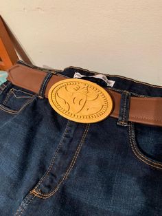 there is a belt that has an emblem on it