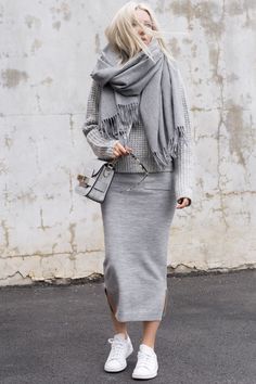 Mode Over 50, Vinter Mode Outfits, Fall Winter Fashion Trends, Sneakers Fashion Outfits, Fashion Trends Winter, Mode Casual, Grey Outfit, Looks Street Style, Rock Chic