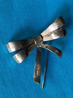 Vintage 800 silver bow brooch. Jewelery craftsmanship creator of style, very unusual piece, piece of jewellery. Excellent condition, it has never been cleaned or polished. Dear customers, all the products in our shop are guaranteed to be 100% original and authentic. Please note that the product that will be shipped is exactly what you see in the photo, each piece is different, unique in its nature. Although we do our best, there may be slight variations in color. Measures: Length - 3.5cm Width - Silver Brooches With Decorative Bow, Silver Brooch With Decorative Bow, Vintage Formal Jewelry With Decorative Bow, Silver Bow Brooches For Formal Occasions, Vintage Jewelry With Decorative Bow For Formal Occasions, Silver Brooch With Ribbon For Gifts, Silver Brooch With Bow For Formal Occasions, Formal Silver Brooch With Bow Detail, Formal Silver Brooch With Bow