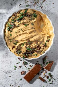 A peppermint crisp tart on a white background with broken chocolate around it. Peppermint Crisp Tart, Mini Tartlets, Peppermint Crisp, Beef Curry, Culinary Travel, Chocolate Delight, Bake Dessert, Feeding A Crowd, Tart Recipes