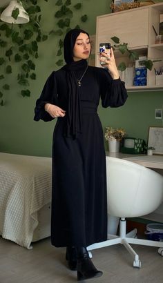 Modest Dresses Casual Trendy, Black Dress Hijab Outfits, Hijabi Dress Outfits, Hijabi Dresses Casual, Mehandi Henna, Army Art, Love Power, Model Runway