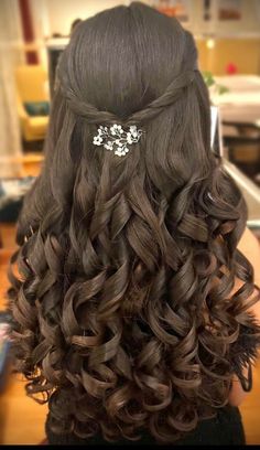 Half Bun Hairstyle, Curled Hairstyles For Medium Hair, Half Bun, Up Dos For Prom, Quinceanera Hairstyles, Up Dos, Hoco Hairstyles, Kampot