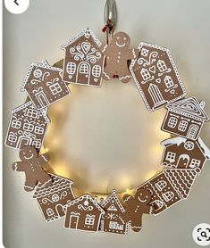 Cardboard Christmas Decorations, Christmas Decorations Crafts, Cardboard Gingerbread House, Gingerbread Wreath, Cardboard Christmas, Gingerbread Diy, Gingerbread Christmas Decor, Gingerbread Village, Minimalist Christmas Tree