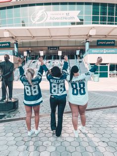 Hockey outfit inspo Styling Hockey Jersey Women, Hockey Girlfriend Outfits, Ice Hockey Outfit, Hockey Girlfriend