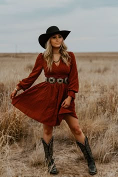 Vaquera Outfits, Country Outfits Women, Cowgirl Style Outfits, Cowgirl Outfit, Western Photography, Western Clothes, Cowgirl Dresses, Wilde Westen