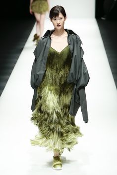 good lord this is magnificent. ombre yard long fringe! BST mới của NTK Công Trí tại Tokyo Fashion Week: Trước cáo đẹp, bạn chỉ can biết Wow lan một tiếng!!! - Ảnh 26. Cong Tri, Moss Fashion, Botanical Fashion, Tokyo Fashion Week, Conceptual Fashion, Unisex Clothes, Shailene Woodley, Asian Design, Tokyo Fashion