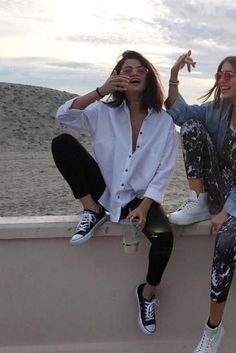 70 Ways Selena Gomes Styles with Sneakers Ideas 38 Selena Gomez Outfits, Selena Gomez Style, Modest Summer Outfits, Hipster Outfits, Looks Black, Teenager Outfits, Dakota Johnson, 가을 패션, Ootd Outfit