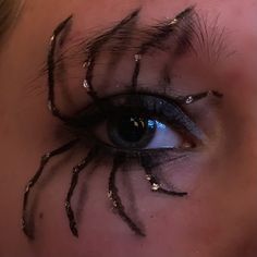 Fall Inspired Eye Makeup, Halloween Makeup Spider Eye, Spider On Eye Makeup, Insect Makeup Halloween, Spiderman Makeup Ideas, Spider Eyes Makeup, Spiderweb Makeup Eye, Witch Eyes Makeup, Witch Aesthetic Makeup