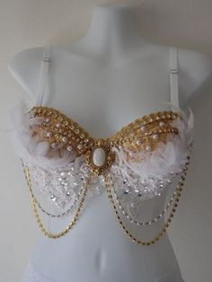 Unleash your inner celestial beauty with our Divine Angel-themed Crystal Bra. This enchanting creation is a true testament to ethereal grace and captivating allure. Adorned with delicate crystal chains that shimmer and sparkle, this bra radiates an otherworldly charm. The intricate arrangement of pearls adds a touch of sophistication and opulence, elevating the design to heavenly heights. Golden trim and sequins embellish this celestial masterpiece, infusing it with a radiant glow and a sense of Bedazzled Bra, Decorated Bras, Bling Bra, Crystal Bra, Diy Bra, Womens Costumes, Rhinestone Bra, Edc Outfits, Rave Costumes