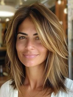 A unique sun-kissed textured lob hairstyle for thin hair Haircuts For Medium Length Hair, Layered Haircuts For Medium Hair, Haircuts For Medium Hair, Medium Hair Cuts, Shoulder Length Hair, Medium Length Hair Cuts, Great Hair, How To Make Hair, Hair Highlights