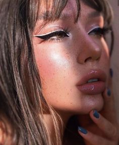 White Eyeliner Monolid, Hot Makeup Looks Blue Eyes, Summer Eyeliner, Guard Hair, Makeup Kawaii, Makeup 2023, Eyeliner Ideas, Make Up Designs