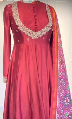 Black Kalamkari Kurti, Anarkali Neck Designs Party Wear, Anarkali Dress Design From Saree, Anarkali Kurti Design From Old Saree, Patola Anarkali Dress, Patola Suit Designs, Neck Designs For Anarkali Dresses, Patola Dress Designs, Anarkali Dress Pattern Indian Fashion