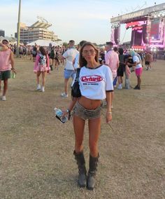 Coachella Inspo Festival Outfits, Casual Coachella Outfits, Comfy Festival Outfit, Reading Festival Outfits, Traje Cowgirl, Country Concert Outfit Ideas