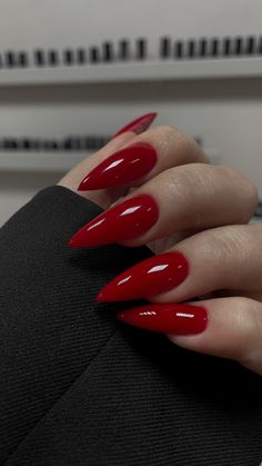 Long Pointed Acrylic Nails, Red Nail Varnish, Shellac Nails Fall, Kutek Disney, Maroon Nails, Red Acrylic Nails, Nagel Tips, Smink Inspiration, Casual Nails