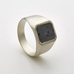 Classic strong men's signet ring , in the shape of Truncated tetrahedron(Square...) with a setting of beautiful wild concrete. Silver weight : About 6.5 gr. Ring head size : 12*13 mm Solid back. The concrete is a mix of a few materials so it will never be exactly the same. Brushed Satin matte finish. Unisex. Geek Engagement Rings, Mens Silver Ring, Concrete Ring, Jewelry Design Studio, Gray Ring, Signet Ring Men, Geometric Studs, Leather Ring, Silver Signet Ring