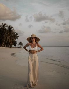 Ahead, discover the most fashionable beach outfits to get you even more excited for summer (and yes, these can be worn to the pool, too). Thailand Outfit, Beachy Outfits, 여름 스타일, Honeymoon Outfits, Beach Photography Poses, Populaire Outfits, Summer Beach Outfit, Foto Poses