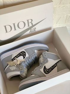 Sepatu Air Jordan, Air Dior, Nike Shoes Girls, Nike Fashion Shoes, Preppy Shoes, Jordan Shoes Girls, Jordan Shoes Retro, All Nike Shoes