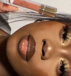 White Inner Eye Makeup, Brown And Nude Lip Combo, Pink Lip Combo For Brown Skin, Pink And Brown Lip Combo, Glossy Lips Aesthetic, Baddie Makeup Glam, Lip Gloss Brown, Makeup Dark Skin