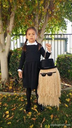 Cousin It DIY Trick or Treat Pail; The perfect Wednesday Addams Family accessory for a spooky Halloween costume! Cousin It Diy, Halloween Fantasia, Pelottava Halloween, Cousin It, Wednesday Addams Costume, Dekorasi Halloween, Spooky Halloween Costumes, Harry Potter Halloween, Fantasias Halloween