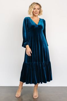 Drape yourself in opulence with our sapphire shade velvet maxi dress, a luxurious and captivating choice that exudes timeless elegance. This dress, in a rich sapphire hue and sumptuous velvet fabric, ensures you stand out with grace and sophistication at any special occasion Sukienki Plus Size, Velvet Maxi Dress, Vestido Plus Size, Midi Ruffle Dress, Daily Dress, Green Velvet, Looks Vintage, Velvet Dress, Ruffle Dress