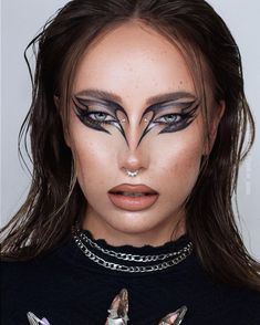 Upside Down Eyeshadow, Crazy Graphic Liner, Space Makeup Futuristic Make Up, Futuristic Eyeliner, Negative Eyeliner, Techno Makeup Rave, Avangard Makeup, Asymmetrical Makeup, Third Eye Makeup