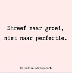 a pink background with the words street nar groei, net naar perfectie