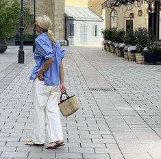 Ig : @max_laurenz Scandinavian Fashion Women, Grandmother Outfit, Bahamas Trip, Europe Travel Outfits, Minimalist Summer, Outfit Primavera, Spring Capsule Wardrobe, Minimalist Chic