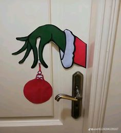 украшение на новый год! Crismas Diy Decoration, Christmas Bedroom Door Ideas, Crismas Ideas Decoration Home, Xmas Classroom Decorations, Grinch Diy Decor, Chrismast Decoration Diy, Diy Grinch Decor, Christmas Door Decorations Diy, Christmas Decor Ideas Grinch